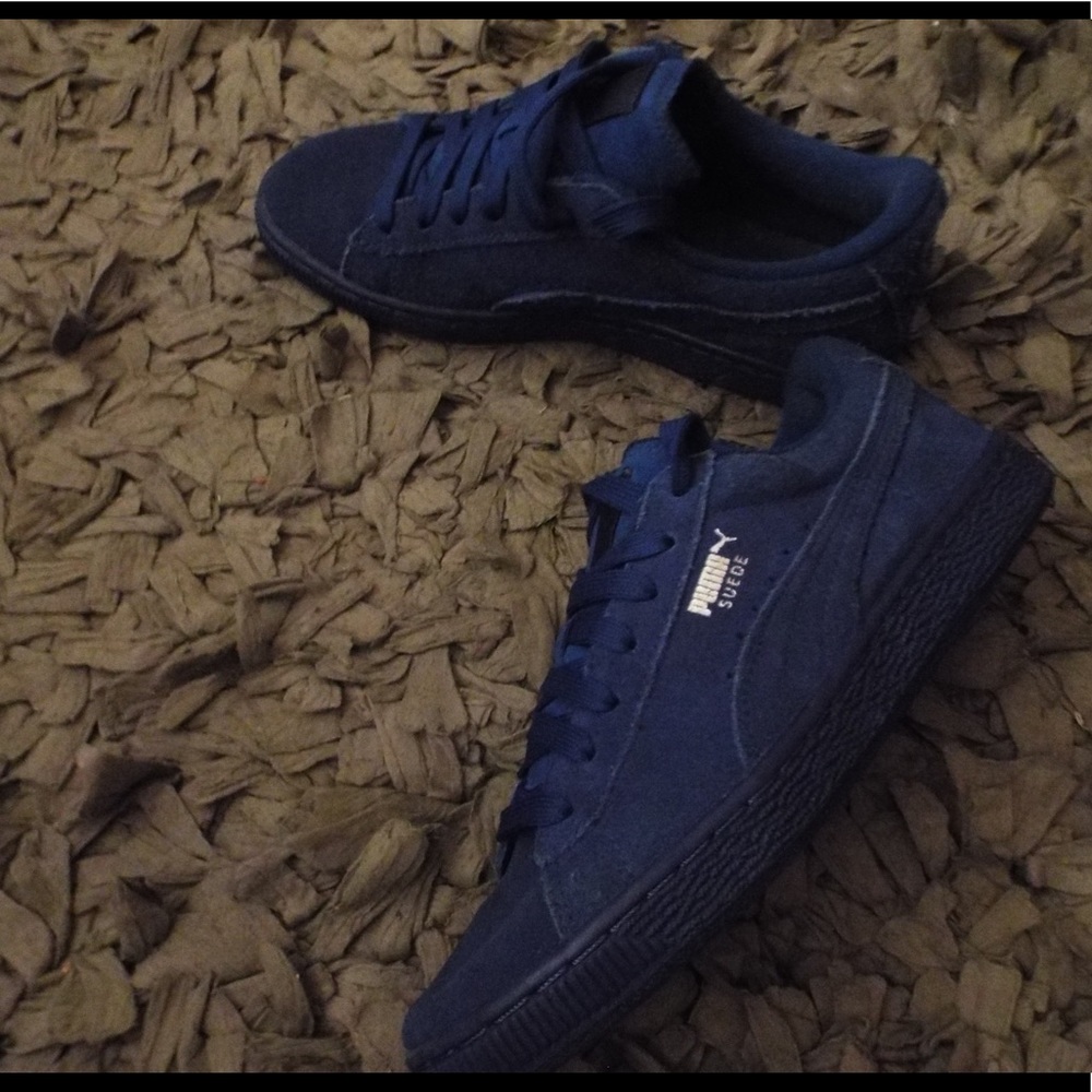 YOUTH SIZE Suede Puma sneakers